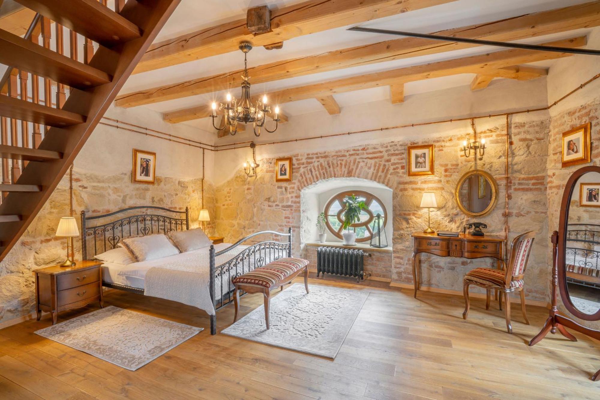 Galicia Nueva, Castle Hotel Lučenec Exteriör bild