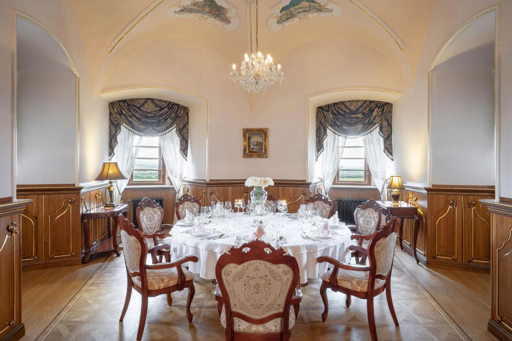 Galicia Nueva, Castle Hotel Lučenec Exteriör bild