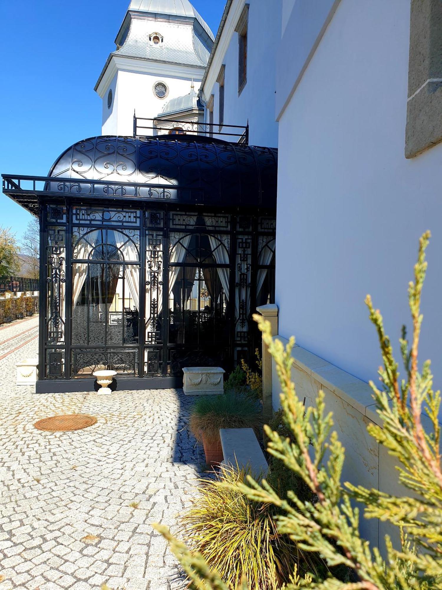 Galicia Nueva, Castle Hotel Lučenec Exteriör bild